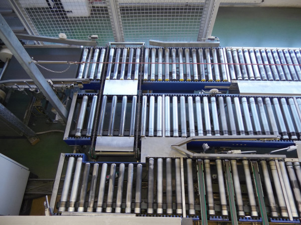 Full line Dematic 84180 mm order picking system with empty crates accumulating roller conveyor with flow racks