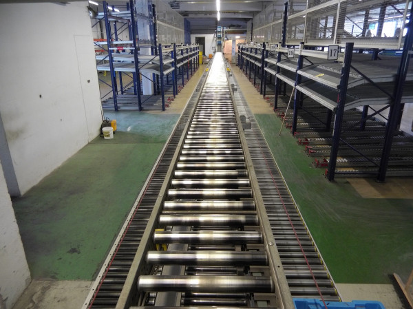 Full line Dematic 84180 mm order picking system with empty crates accumulating roller conveyor with flow racks