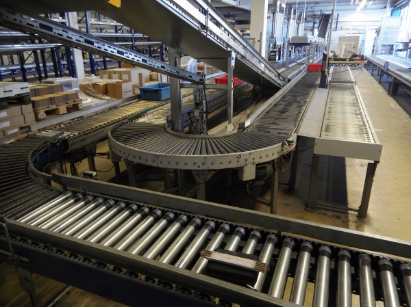 Full line Dematic 84180 mm order picking system with empty crates accumulating roller conveyor with flow racks