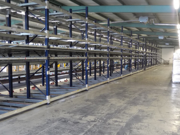 Full line Dematic 84180 mm order picking system with empty crates accumulating roller conveyor with flow racks