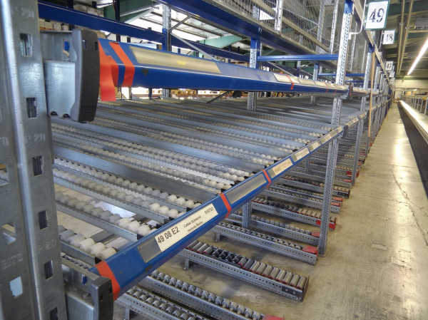 Full line Dematic 84180 mm order picking system with empty crates accumulating roller conveyor with flow racks