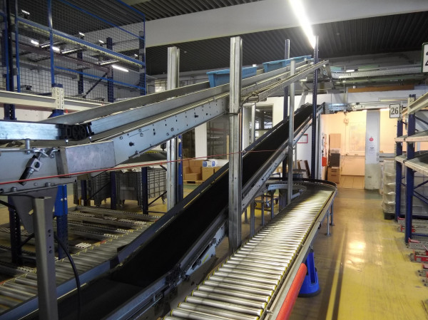 Full line Dematic 84180 mm order picking system with empty crates accumulating roller conveyor with flow racks